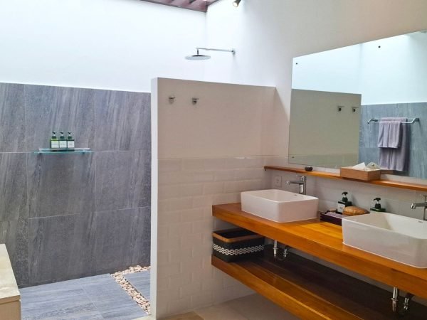UKK2-bathroom-1-2-scaled-1.jpg